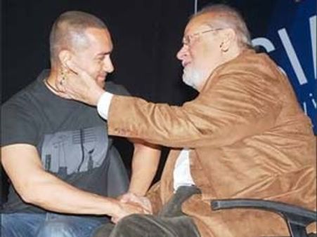 Aamir Khan buys Shammi Kapoor's jacket for Rs 88,000