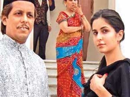 Despite objection, Katrina Kaif visits Ajmar dargah