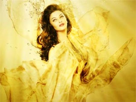 Is Aishwarya Rai Bachchan fooling fans with photoshopped picture?