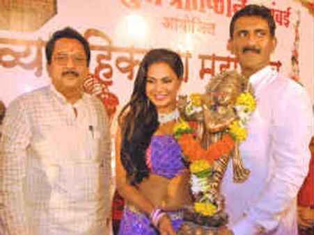 Veena Malik impresses BJP members