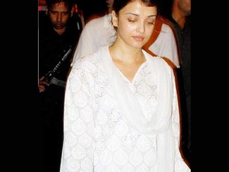 Aishwarya, Deepika, Priyanka, Katrina - Who rocks without makeup?