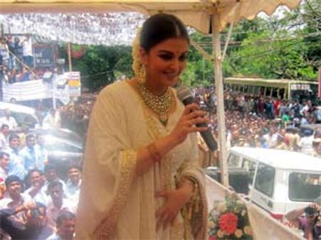 Aishwarya Rai Bachchan creates euphoria in Kerala!