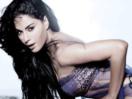 Sri Rama Sene's a threat to Veena Malik's Dirty Picture release