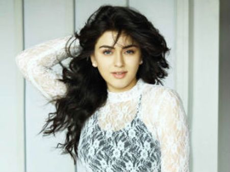 Hansika Motwani walks out of Vettai remake