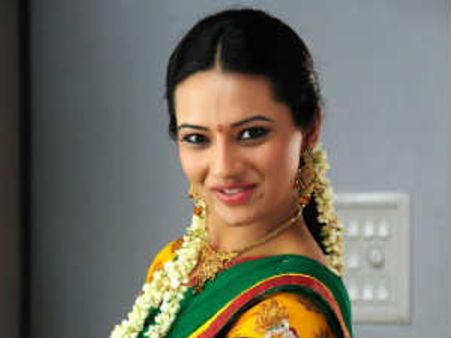 Balakrishna's Srimannarayana is a triangular love story: Isha Chawla
