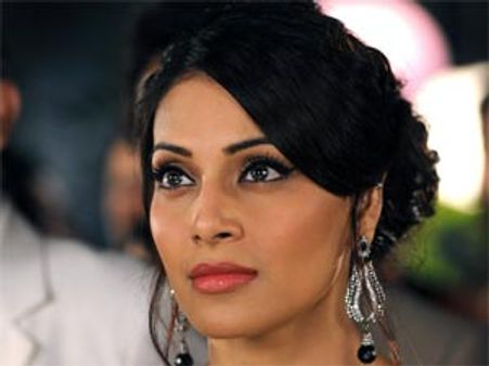 Raaz 3: Bipasha Basu talks about superstitious actors