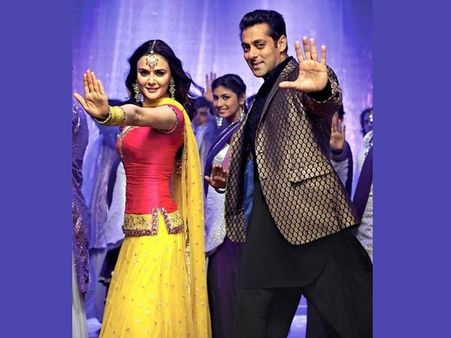 FIRST LOOK: Salman Khan rocks in Kudiye di kurti song!