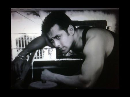 Who has got the hottest Twitter picture - Salman, Shahrukh, Aamir, Akshay, Shahid?