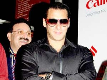 Salman Khan can play both Shahrukh and Aamir!