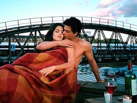Picture: Shahrukh Khan gets intimate with Katrina Kaif!