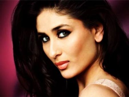 Kareena is 'Kareena Kapoor Khan' in Aamir's Talaash credits