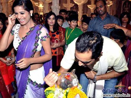 SHOCKING PICTURE: No more bikini, Poonam Pandey spotted in sari!