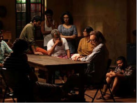 Trivandrum Lodge – Movie Review