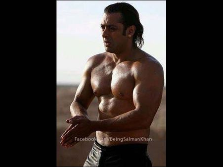 SEE PICTURE: Salman Khan looks macho and drop dead without shirt!