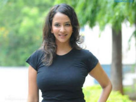 Lakshmi Manchu set to sue Puduvai Managaram makers