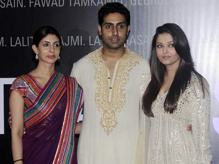 Pictures: The Bachchans - Aishwarya, Abhishek, Amitabh, Jaya at B 70 Art Exhibition