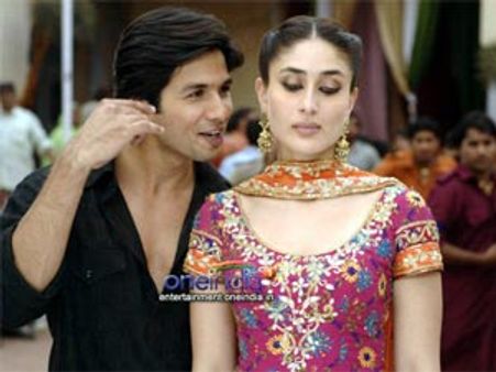 Shahid Kapoor wishes ex-girlfriend Kareena 'A Happy Married Life'!