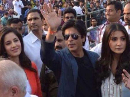 Pictures: Shahrukh Khan with Jab Tak Hai Jaan's stars Katrina-Anushka in Jalandhar