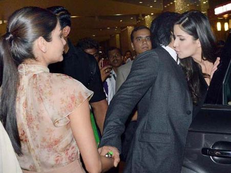 In Pictures: Shahrukh hand-in-hand with Katrina, Anushka at airport!