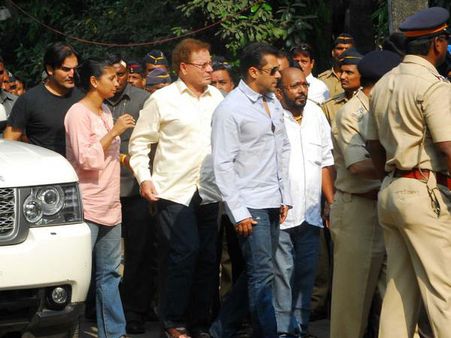 SEE PICTURES: Salman Khan and family visits ailing Balasaheb Thackeray at Matoshree!