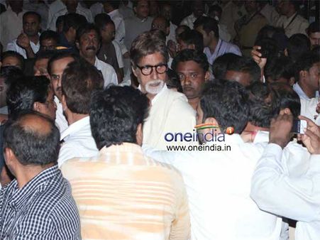 IN PICTURES: Bollywood stars attend Bal Thackeray's funeral!