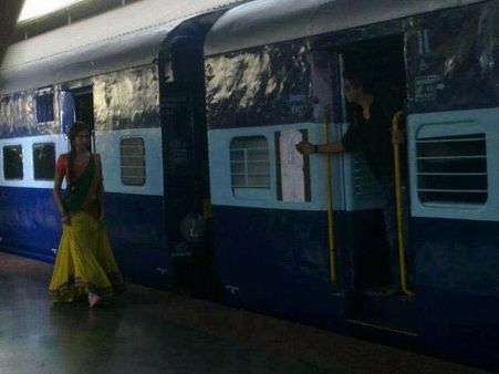 IN PICS: Shahrukh, Deepika relives DDLJ moment in Chennai Express!