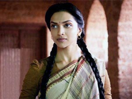 Deepika Padukone acts strong, dances despite getting injured!