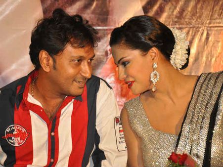 When Veena Malik kissed, hugged Hemant Madhukar on stage
