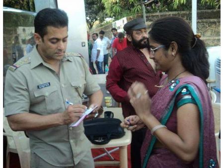 Salman Khan's rare and unseen pictures from Dabangg 2 sets!