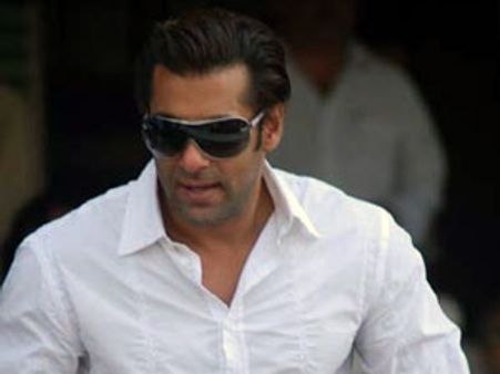 Salman Khan meets Delhi police martyrs kin, donates money