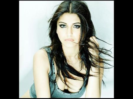 Rare and Unseen pictures of hottie Anushka Sharma