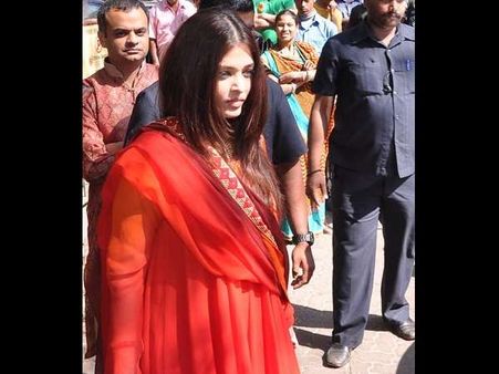 In Pics: When Aishwarya, Big B danced on the streets of Mumbai!