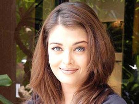 Aishwarya Rai Bachchan keeps mum on comeback in Bollywood