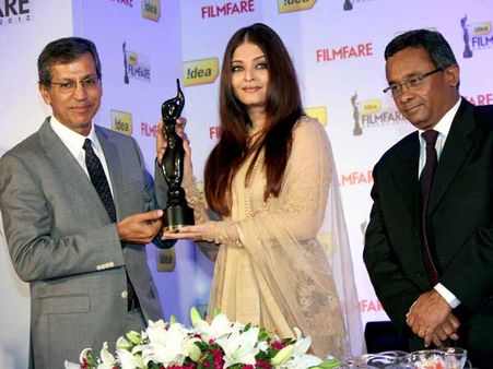 Pictures: Stunning hot Aishwarya Rai Bachchan unveils Filmfare trophy
