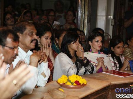 Pictures: Stunning Sunny Leone visits Siddhivinayak temple