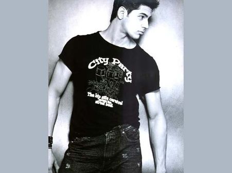 Rare and Unseen pictures of birthday boy Siddharth Malhotra!