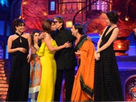 Amitabh Bachchan recreates 'Jumma Chumma' act with Vidya, Priyanka, Farah