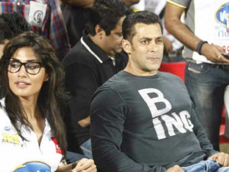 PHOTOS: Salman Khan spotted cheering for Mumbai Heroes at CCL 3!