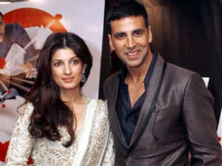 Wife Twinkle Khanna gives Akshay Kumar standing ovation!