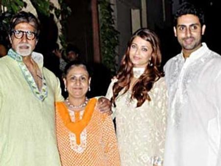 Amitabh Bachchan visits Bhopal with Aishwarya, Abhishek, Jaya
