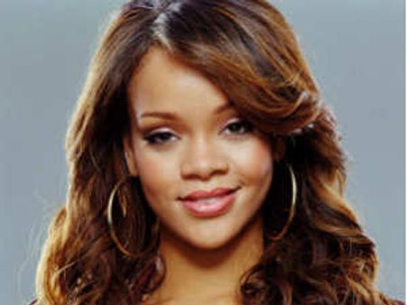 Rihanna injured by fan