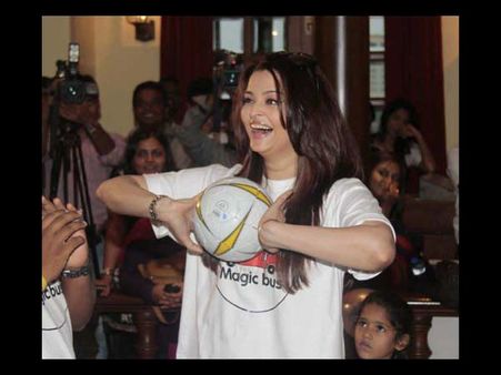 Aishwarya Rai Bachchan with her die-hard fans - See rare and unseen pictures