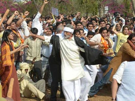 PHOTOS: Amitabh Bachchan on a protest march in Bhopal!