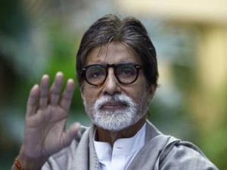 Amitabh Bachchan fasts Anna Hazare style for 'Satyagraha'