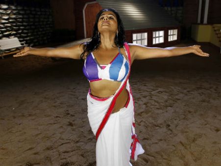 Photos: Priyamani's hot look in Thikka revealed