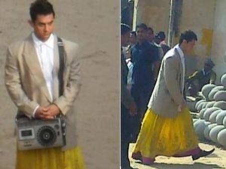 Aamir Khan buys radio from Chor Bazaar for Peekay