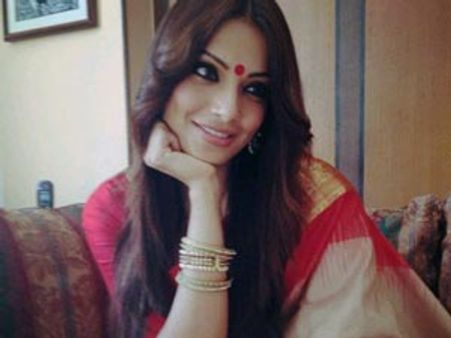 Why Bipasha Basu visits Kolkata secretly ?