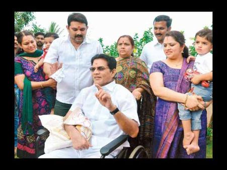 Jagathy Sreekumar faces the media after accident - Pictures