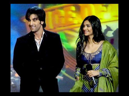 Rare-Unseen pictures: Rishi Kapoor ends his war against Sonam Kapoor over Ranbir?