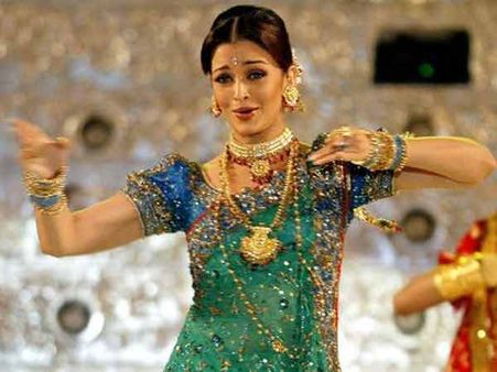 Rare and Unseen pictures of Aishwarya Rai Bachchan's stage performances